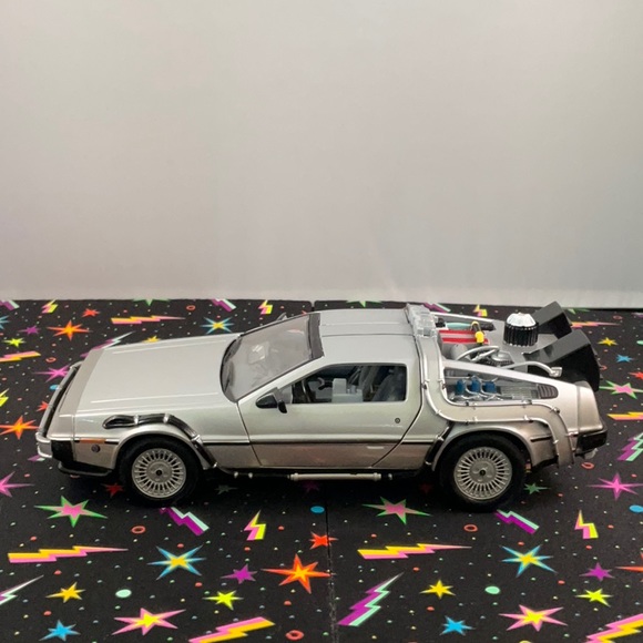 Pre-owned Welly Back to the Future II Delorean Time Machine **slightly damaged** - Picture 5 of 13